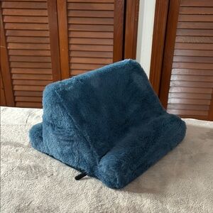 Cozy Blue Plush Pillow Stand